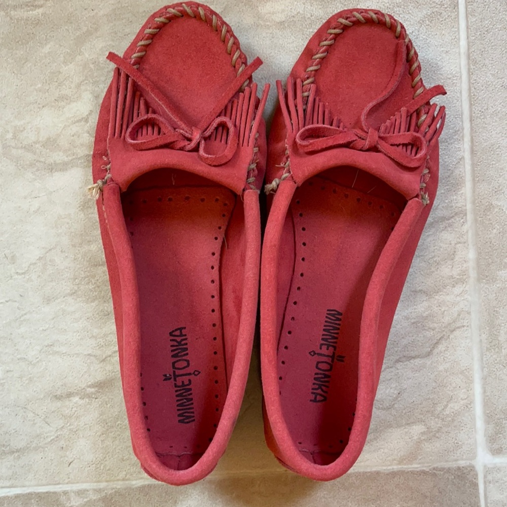 NWOT Minnetonka Suede Moccasins size 8.5 in Salmon